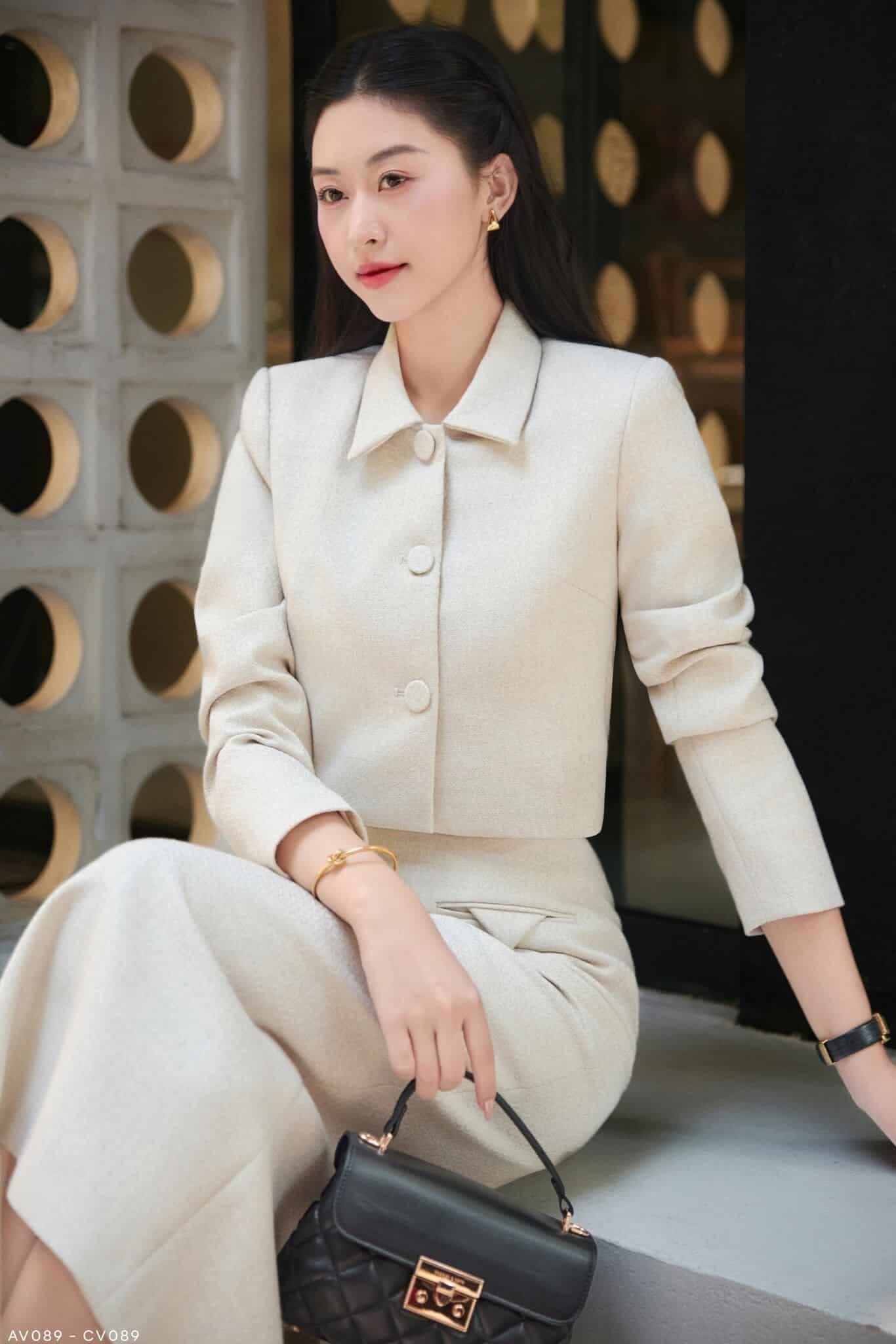Áo vest boucle cổ bẻ cúc tròn dáng crop màu kem