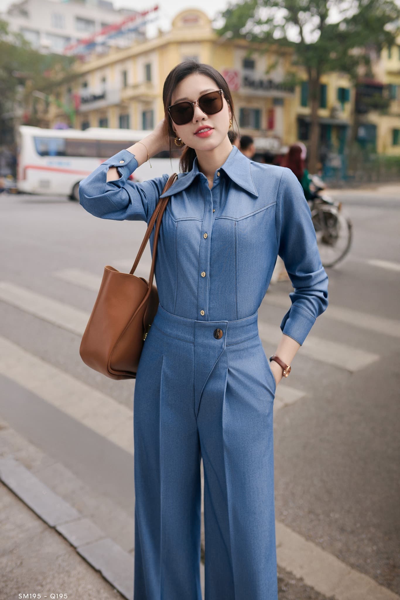Áo sơ mi denim dài tay cổ nhọn màu xanh