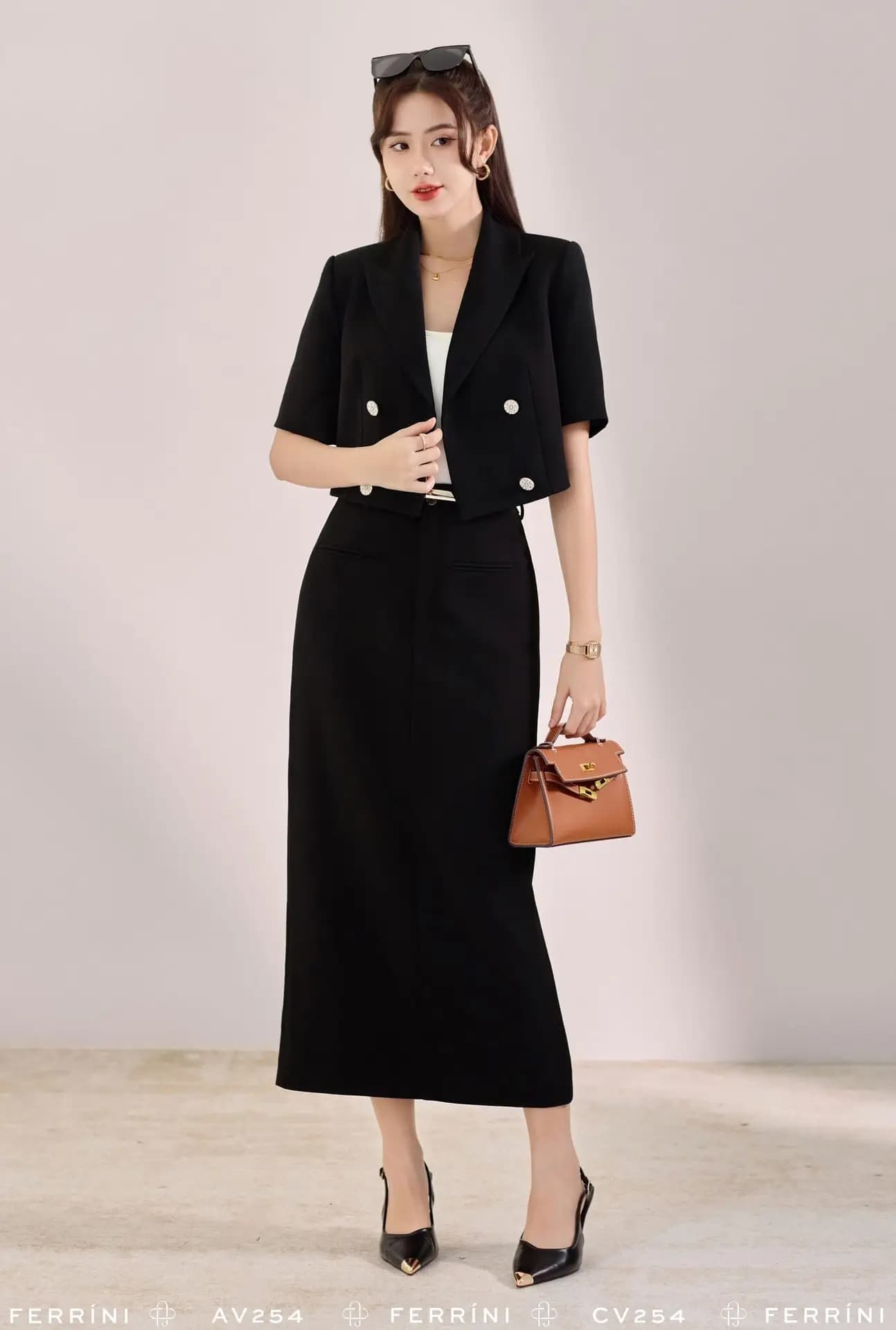 Áo vest cộc tay không cổ hai cúc tròn dáng crop màu đen