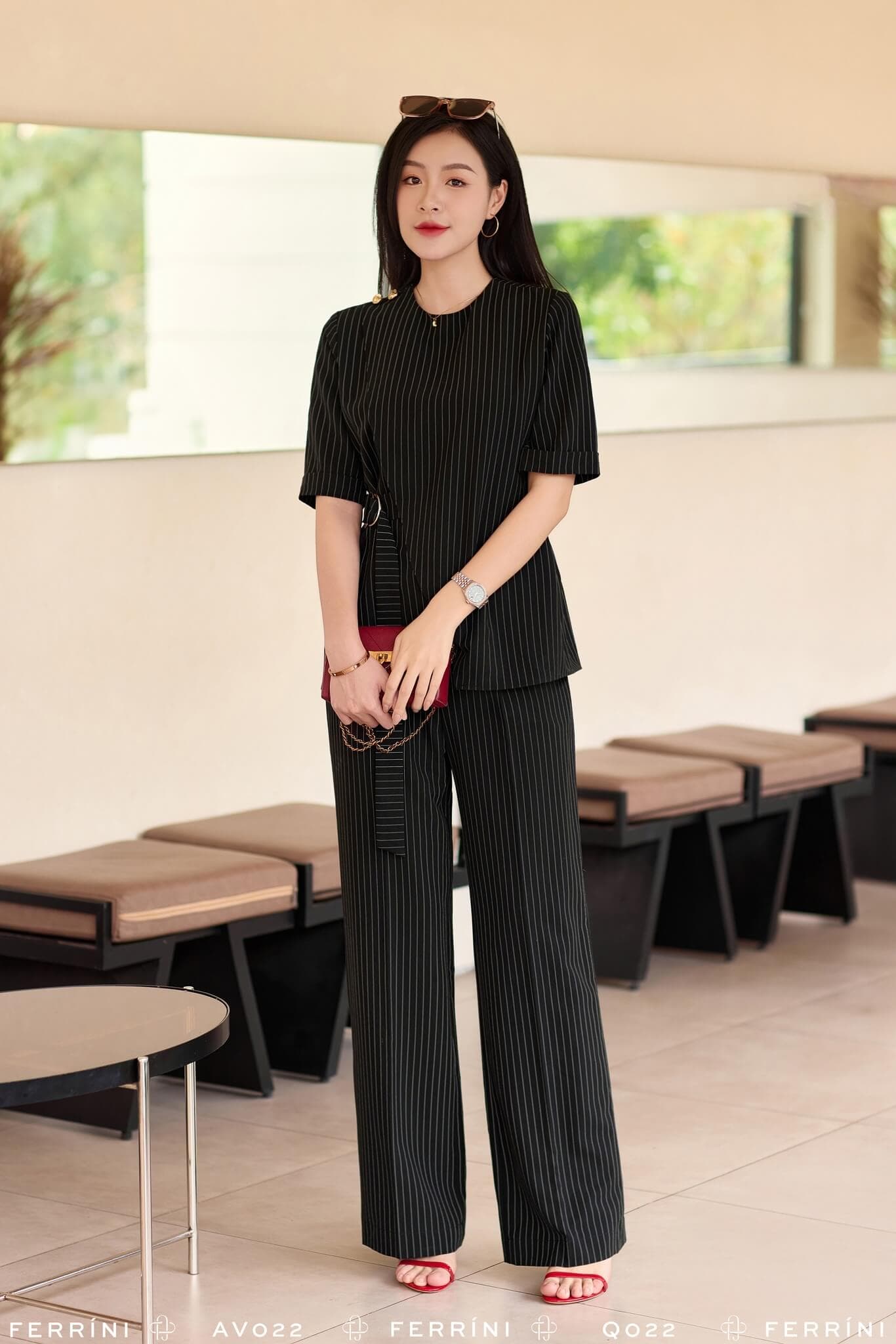Quần ống rộng kẻ sọc đen cạp cao