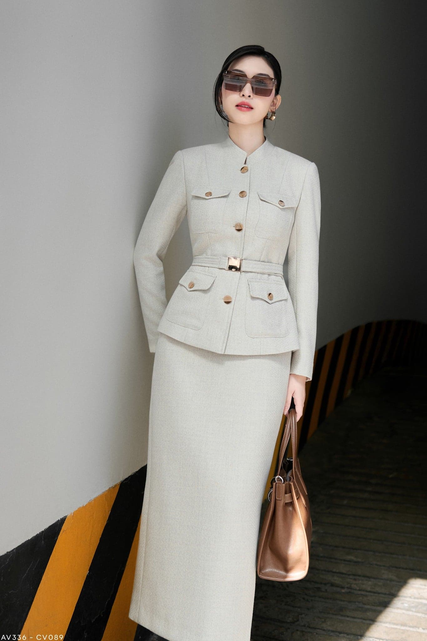 Áo vest tweed cổ trụ nhiều túi thắt đai eo màu be